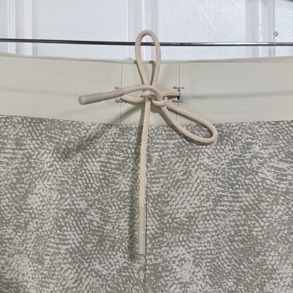 Athleta Venture Printed Pant size 26 - Picture 3 of 11